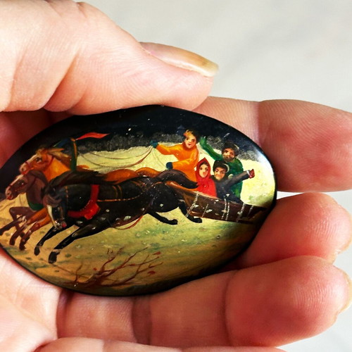 Vintage Fedoskino brooch used, handmade 90s miniature