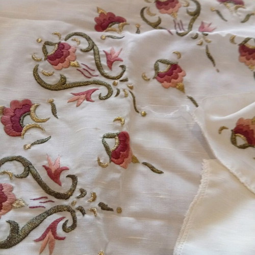 Tsevrede table linens new with lace and half-embroidered designs