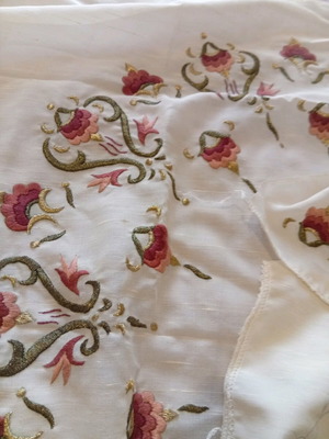 Tsevrede table linens new with lace and half-embroidered designs