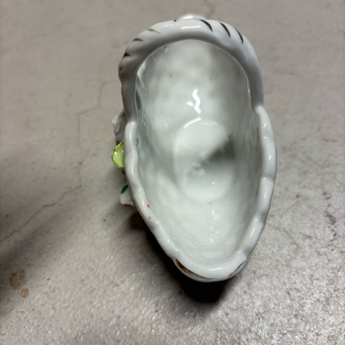 Small decorative porcelain basket like new
