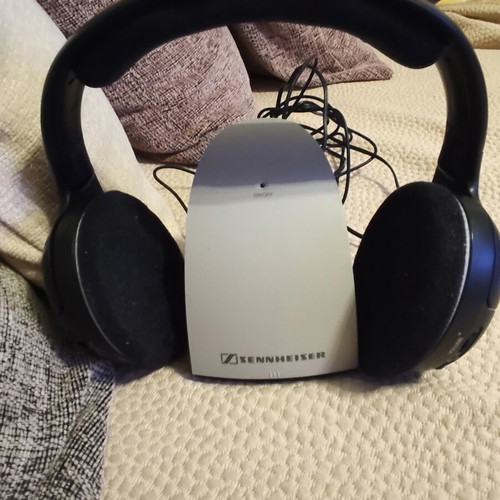 Sennheiser RS 110 II wireless TV headphones with base and power supply