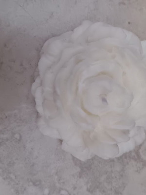 Small candle shaped like a rose like new