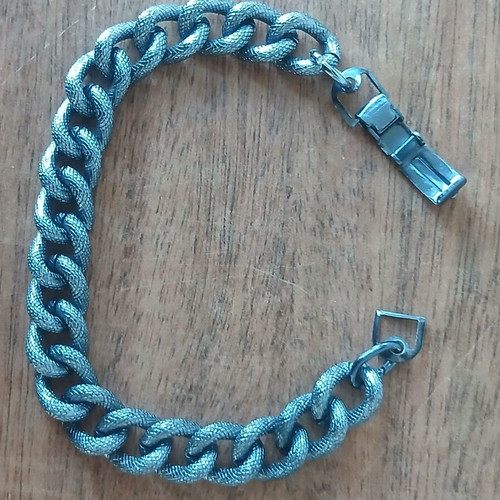 Chain bracelet with safety clasp