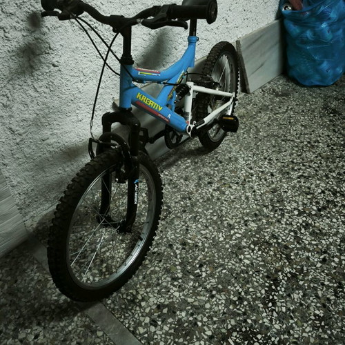 Children's bicycle with suspension like new