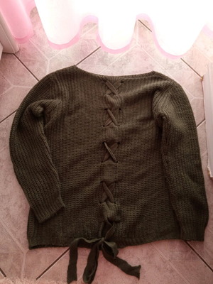 Khaki knitted sweater with bows like new, size M