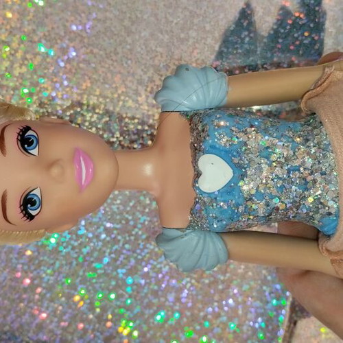 Cinderella doll Disney used, missing shoes