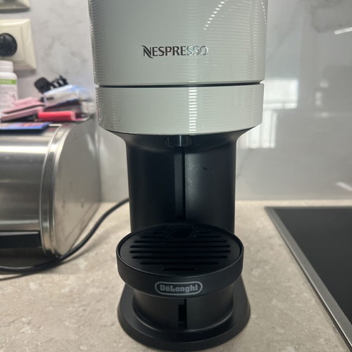 Nespresso Vertuo Next De'Longhi coffee machine like new, white/off-white