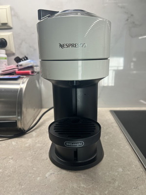 Nespresso Vertuo Next De'Longhi coffee machine like new, white/off-white
