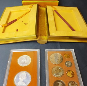 Συλλεκτικό Σετ Proof Νομισμάτων Νήσων Κουκ 1973 με Ασημένια Νομίσματα Τζέιμς Κουκ $2.5 και $7.5