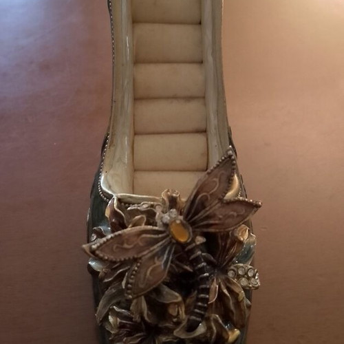 Jewelry box shoe like new with dragonfly for rings