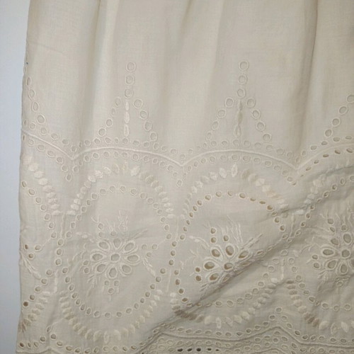 Attrattivo blouse ecru like new with embroidered designs and short sleeves