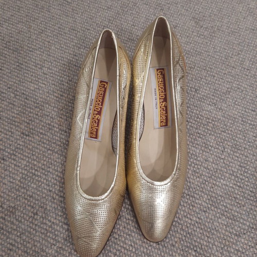Gasuccio & Scalera gold leather pumps new with geometric perforation