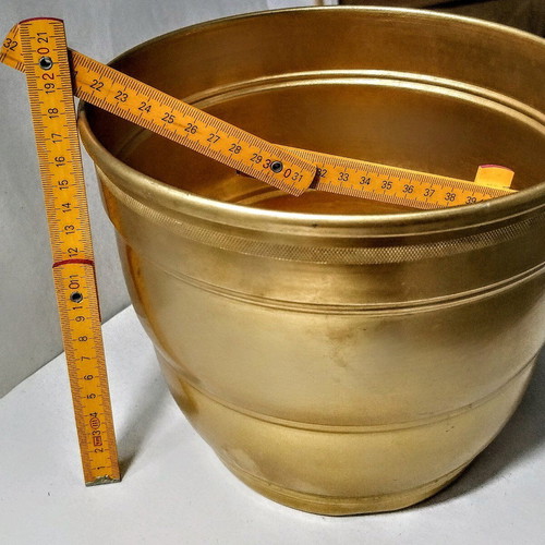 Large metal flowerpot like new, rust resistant