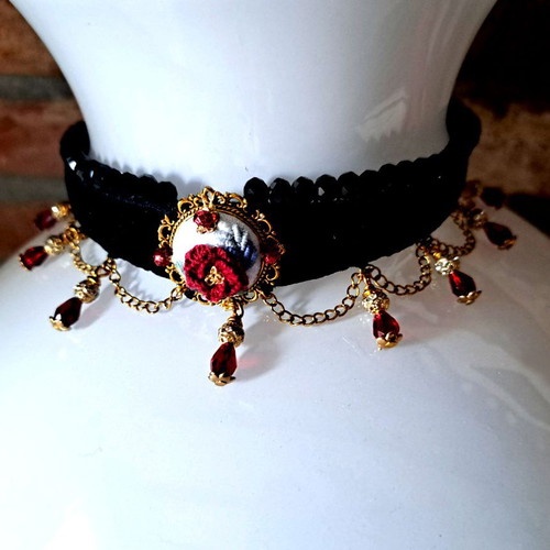 Velvet embroidered vintage choker new, black and red