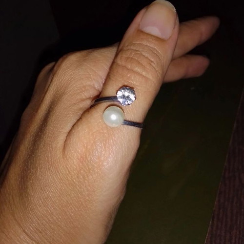 Ring with pearl and small diamond like new, silver color