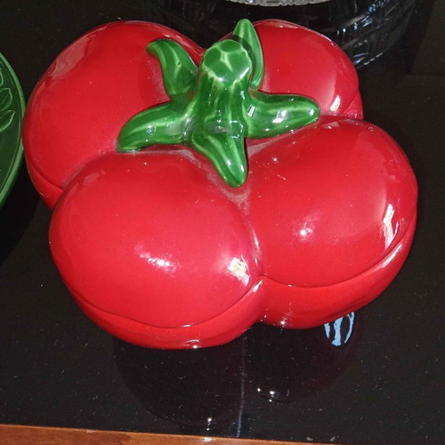 Tomato-shaped sauce dish like new, set with plate