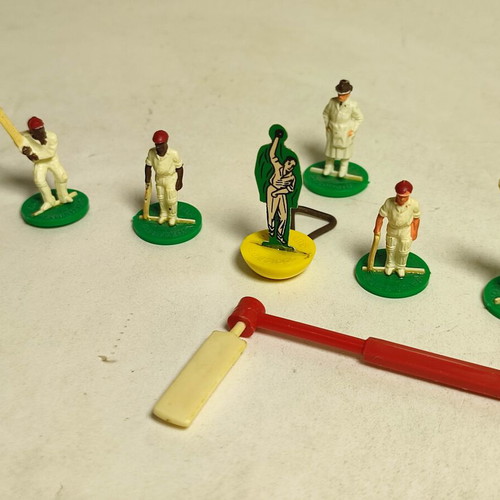 Subbuteo Standard Red cricket match set like new