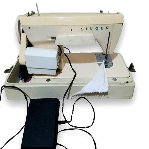 Singer sewing machine made in Brazil 220V like new with case and accessories