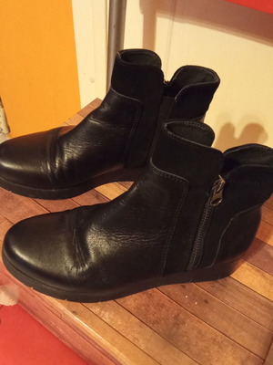 Patricia Miller ankle boots size 36 like new, black leather with suede