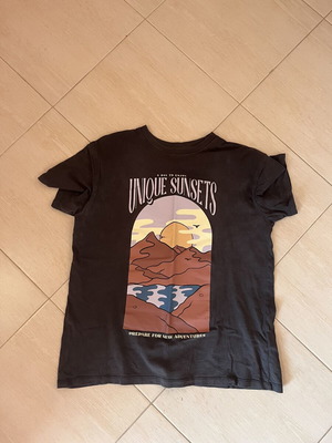Pull & Bear T-shirt like new, size small, black