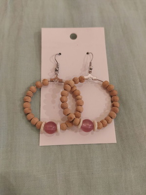 Hoop earrings new with wooden beads, white shell discs and pink-purple bead