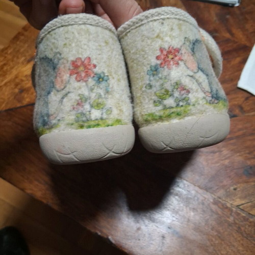 Children's winter house slippers size 26 like new, beige multicolor