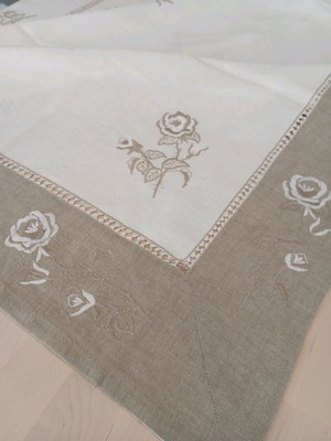 Tablecloth with machine embroidery and ajour set with 8 dinner napkins like new