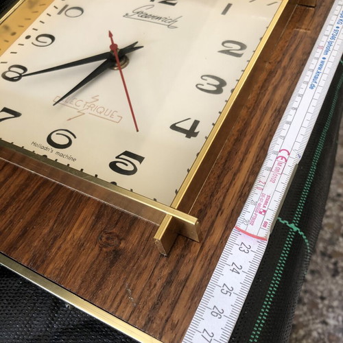 Greenwich electric wall clock like new, functional
