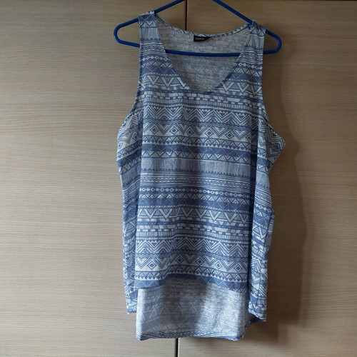 Blue sleeveless top with geometric shapes XL like new