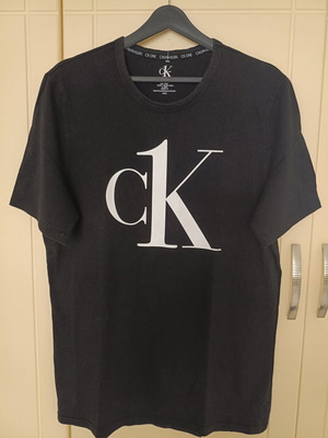 Calvin Klein men's t-shirt black size M like new