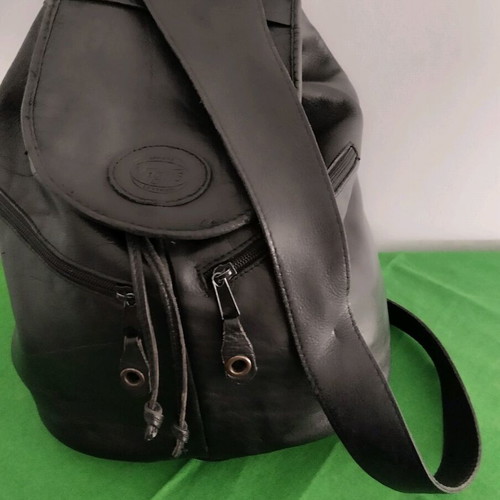 Leather shoulder bag black like new, large capacity