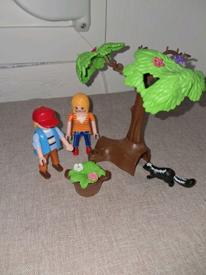 Playmobil σετ με 2 φιγούρες, δέντρο, λουλούδια και ασβό
