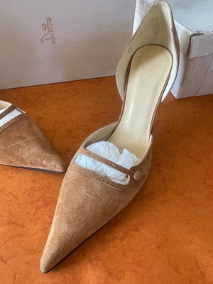 Branded women's pumps new