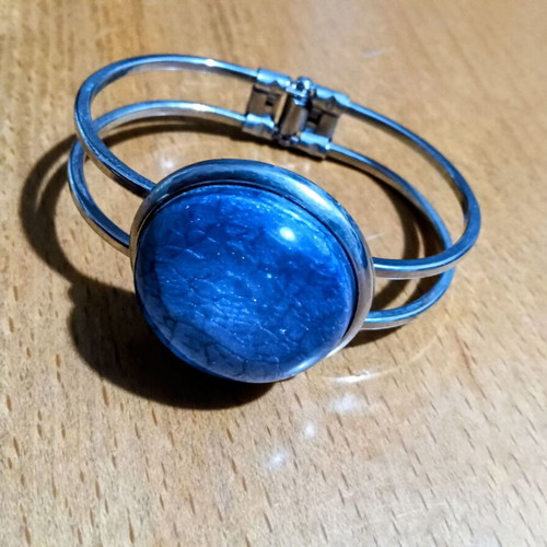 Bracelet with blue stone like new, women's adjustable