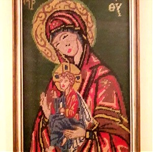 Χειροποίητο κέντημα σε κορνίζα, Μία απεικόνιση της Παναγίας με τον Χριστό αγκαλιά, σε μία πανδαισία χρωμάτων.