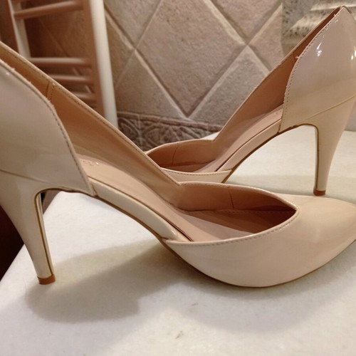 Shoes beige patent leather pumps like new, size 40