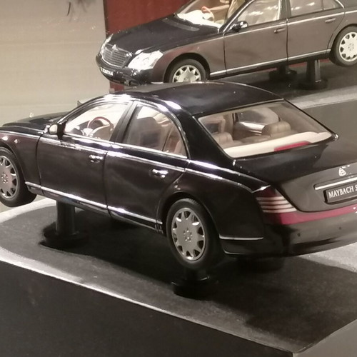 Maybach 57 1/18 scale model by Autoart like new