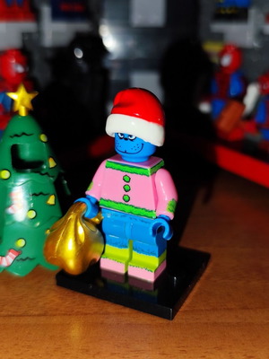 The Grinch μπλε φιγούρα Lego με στολή χριστουγεννιάτικου δέντρου