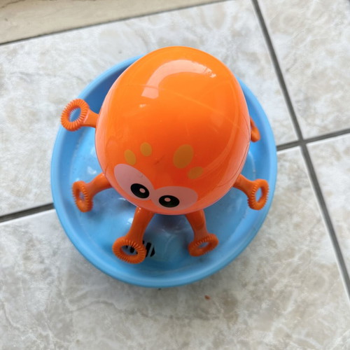 Octopus bubble machine like new, battery operated