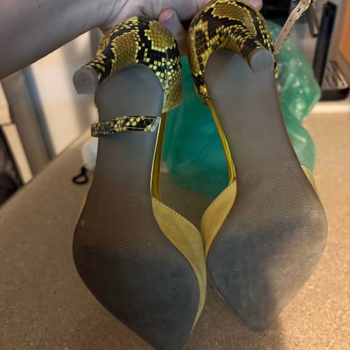 Yellow suede pumps size 38 almost new