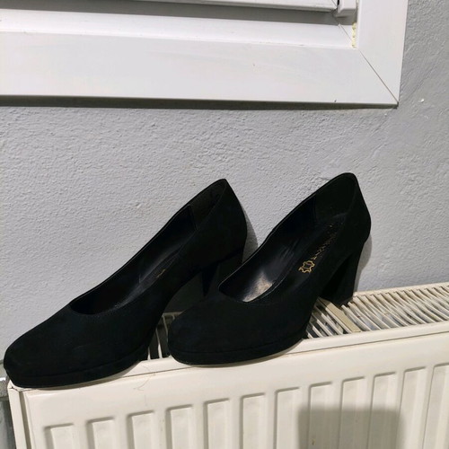 Stefania Black Pumps Size 38 Like New