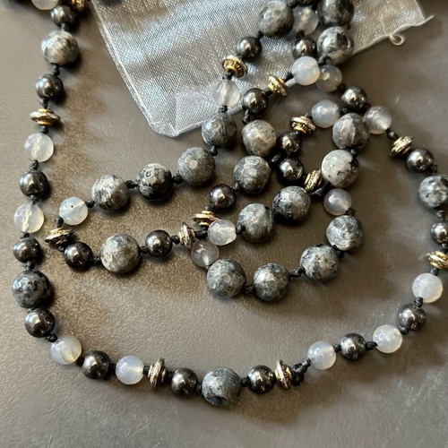 Long necklace with semi-precious stones and gold details new