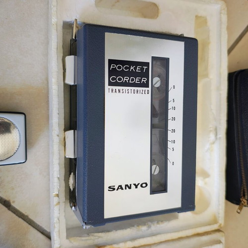 Sanyo Corder MC-2 cassette player like new, broken lid