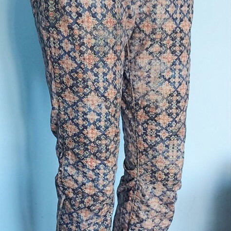 Please jeans used with floral print and leather emblem