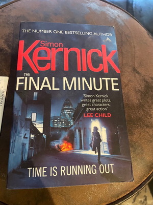 The Final Minute του Simon Kernick, αγγλικό θρίλερ με μαλακό εξώφυλλο