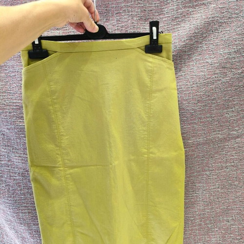 Pencil skirt green like new, size M with pockets