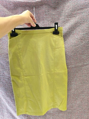 Pencil skirt green like new, size M with pockets