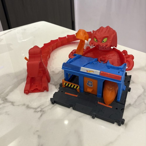 Hot Wheels City Scorpion Flex Attack with 10 cars like new