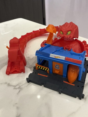 Hot Wheels City Scorpion Flex Attack with 10 cars like new