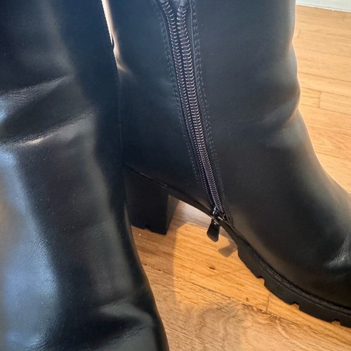Black ankle boots size 41 like new with heel and zipper